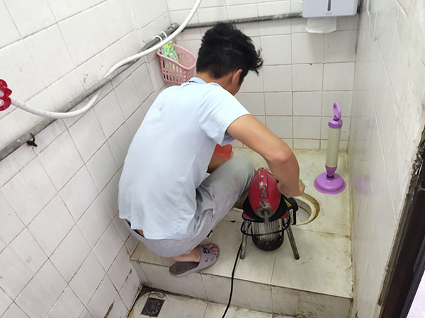 乌海管道堵塞冒臭气 专业师傅现场解决问题