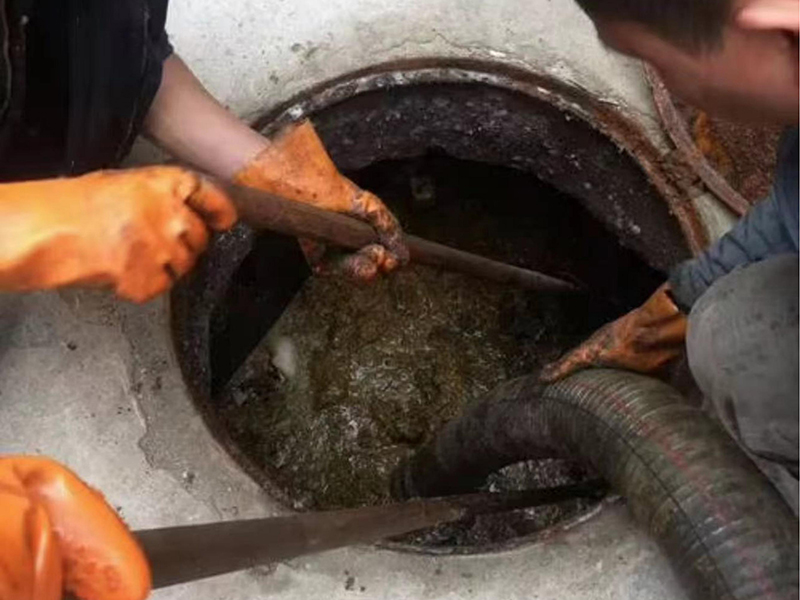 乌海清理化粪池时如何避免沼气的危害？